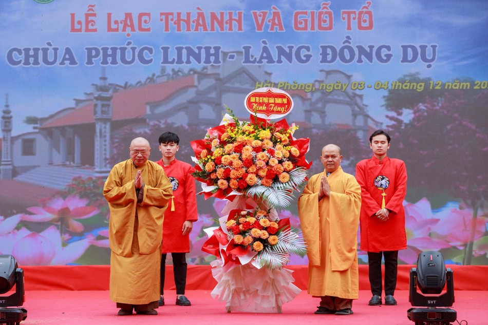 Hòa thượng Thích Thanh Giác đại diện cho Thường trực Ban Trị sự GHPGVN TP.Hải Phòng trao tặng lẵng hoa chúc mừng Hòa thượng Thích Thanh Giác đại diện cho Thường trực Ban Trị sự GHPGVN TP.Hải Phòng trao tặng lẵng hoa chúc mừng