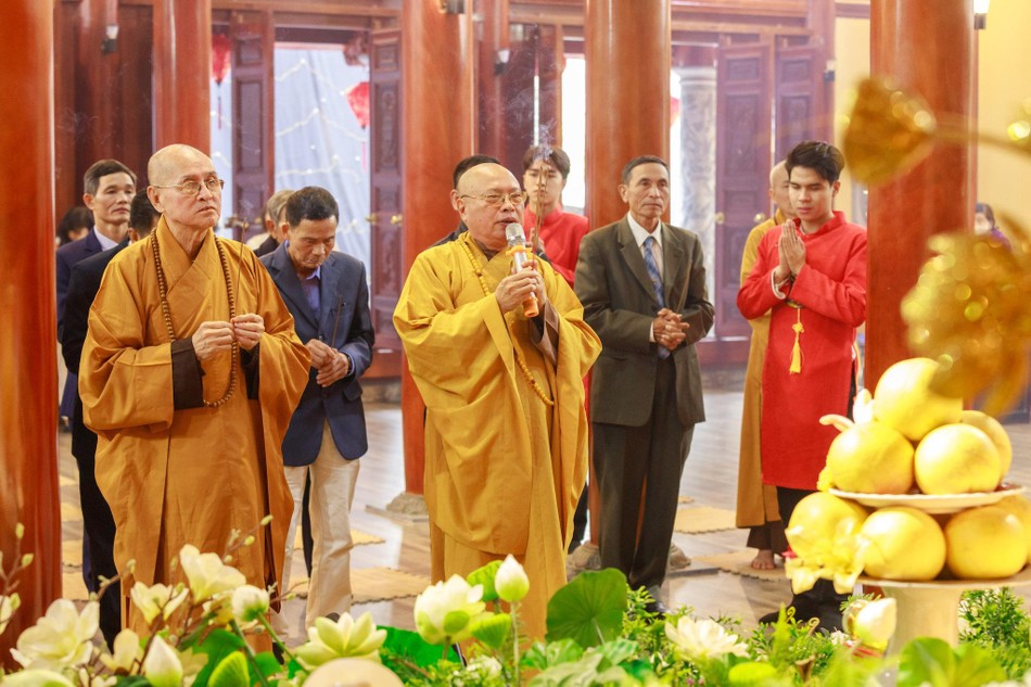 Niêm hương Tam bảo tại chính điện Niêm hương Tam bảo tại chính điện