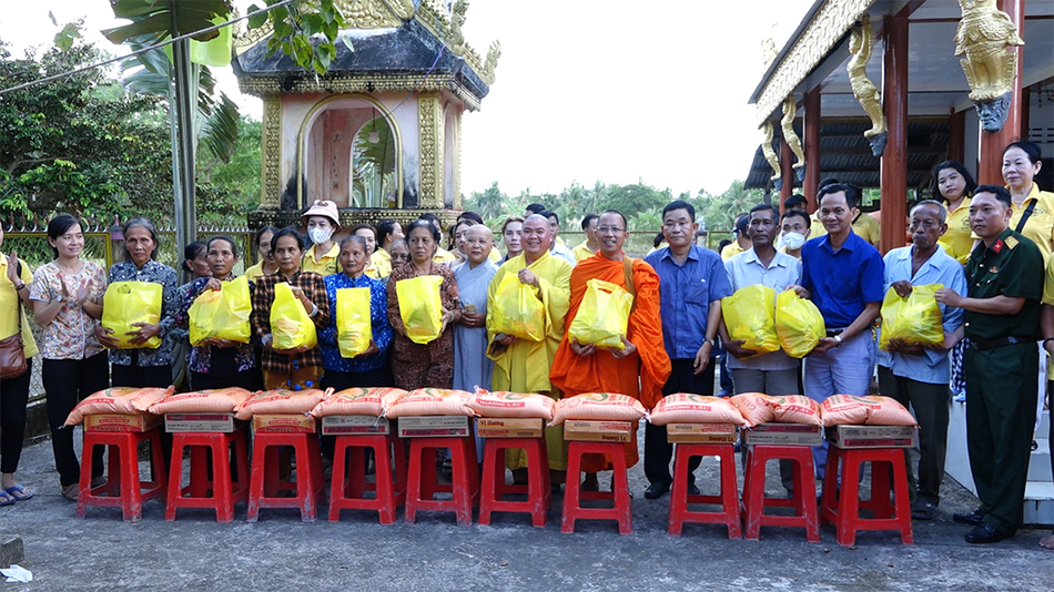 Hội cũng tặng 300 suất quà cho bà con Hội cũng tặng 300 suất quà cho bà con