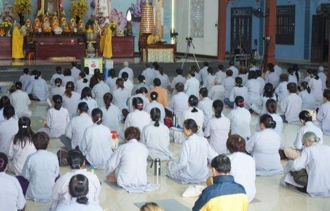 Phật tử tham dự khóa tu Bát quan trai Phật tử tham dự khóa tu Bát quan trai