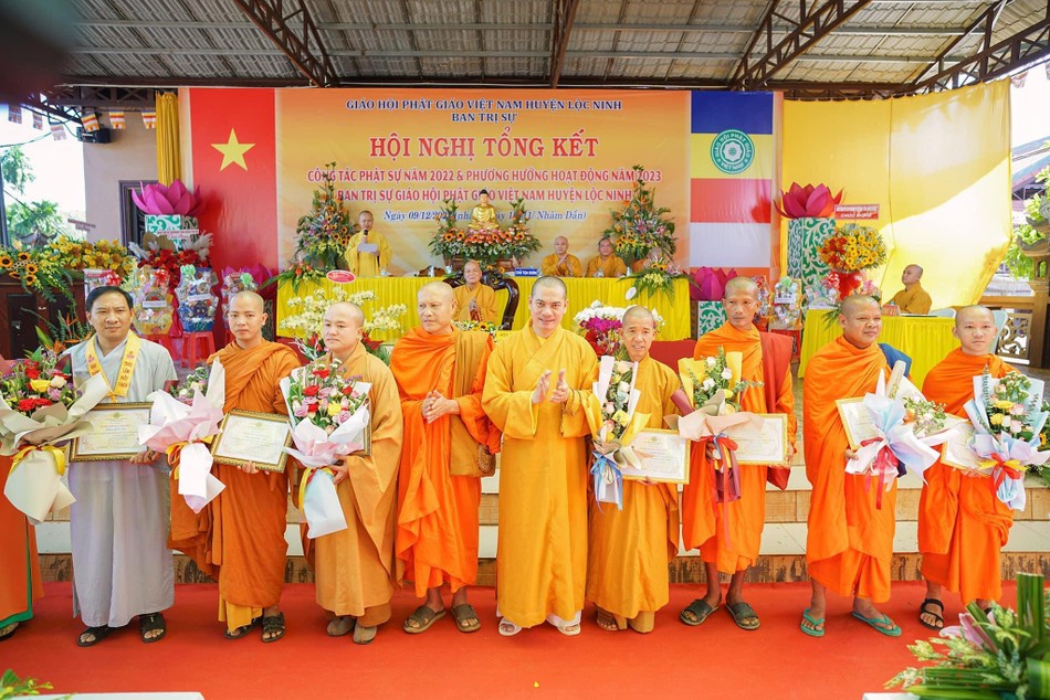 Ban Trị sự huyện đã tặng Bằng tuyên dương cho 5 tập thể và 33 tự viện Ban Trị sự huyện đã tặng Bằng tuyên dương cho 5 tập thể và 33 tự viện
