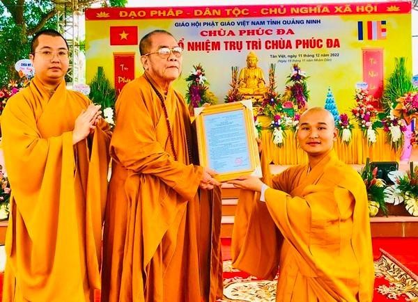 Hòa thượng Thích Đạo Quang trao quyết định bổ nhiệm trụ trì chùa Phúc Đa đến Đại đức Thích Khai Tiến. Hòa thượng Thích Đạo Quang trao quyết định bổ nhiệm trụ trì chùa Phúc Đa đến Đại đức Thích Khai Tiến.