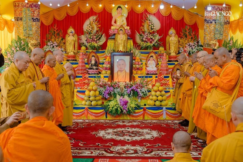 Chư tôn giáo phẩm tưởng niệm trước Giác linh Trưởng lão Hòa thượng Chư tôn giáo phẩm tưởng niệm trước Giác linh Trưởng lão Hòa thượng