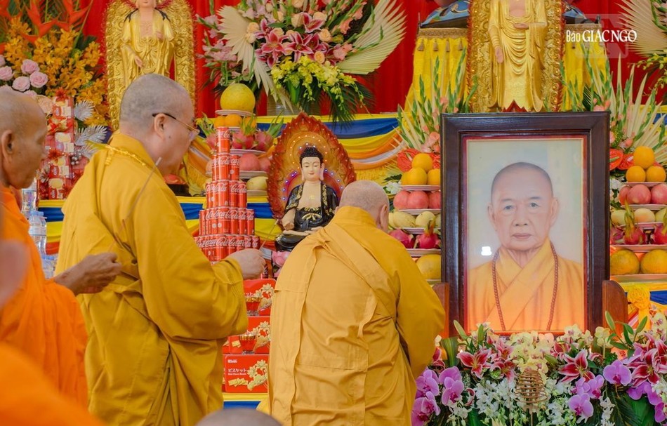 Hòa thượng Chủ tịch Hội đồng Trị sự cùng chư tôn đức dâng hương cúng dường Giác linh cố Trưởng lão Hòa thượng Thích Thanh Kiểm Hòa thượng Chủ tịch Hội đồng Trị sự cùng chư tôn đức dâng hương cúng dường Giác linh cố Trưởng lão Hòa thượng Thích Thanh Kiểm