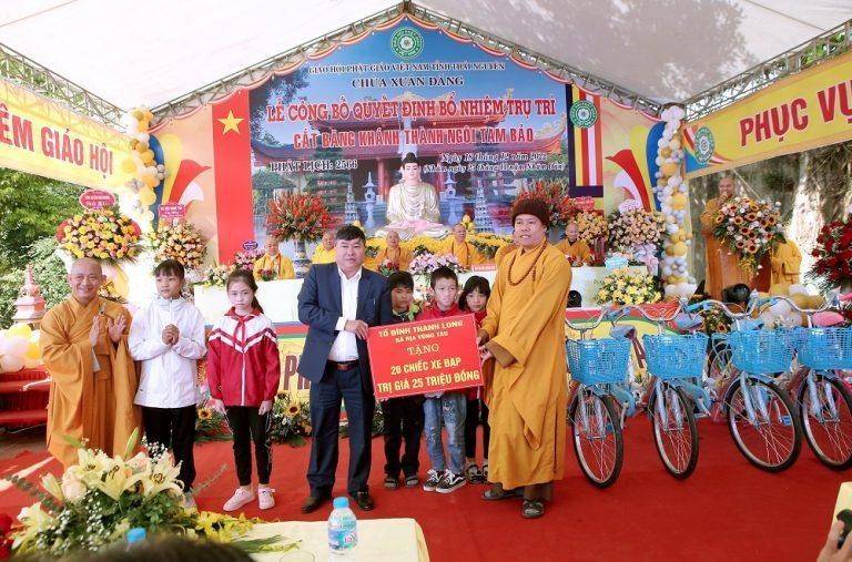 Ban Tổ chức đã trao tặng 20 chiếc xe đạp cho học sinh địa phương Ban Tổ chức đã trao tặng 20 chiếc xe đạp cho học sinh địa phương