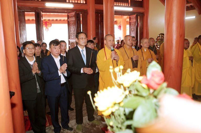 Chư tôn đức Ban Trị sự tỉnh cùng lãnh đạo các cơ quan dâng hương trước Tam bảo Chư tôn đức Ban Trị sự tỉnh cùng lãnh đạo các cơ quan dâng hương trước Tam bảo