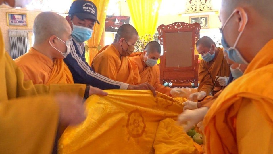 Môn đồ pháp quyến cung thỉnh nhục thân Ni trưởng nhập kim quan Môn đồ pháp quyến cung thỉnh nhục thân Ni trưởng nhập kim quan