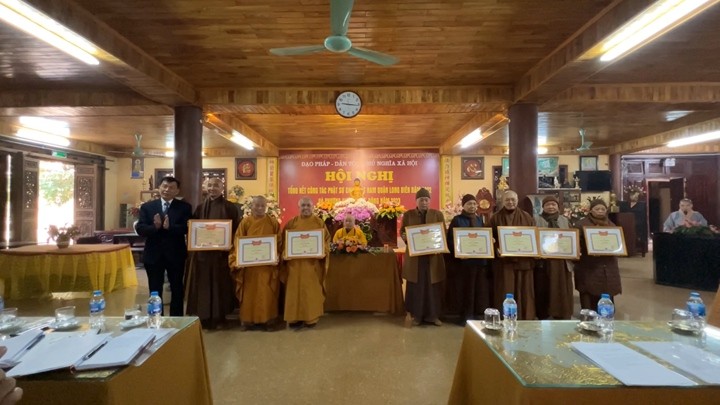 Chư tôn đức nhận Giấy khen