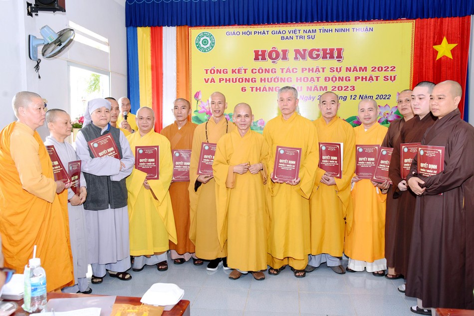 Hòa thượng Thích Hạnh Thể trao quyết định chuẩn y nhân sự các ban chuyên môn Hòa thượng Thích Hạnh Thể trao quyết định chuẩn y nhân sự các ban chuyên môn