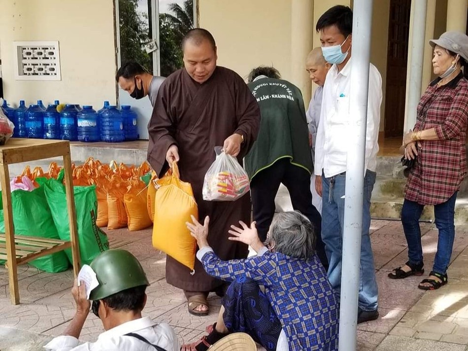 Chùa Pháp Quang trao quà đến người nghèo