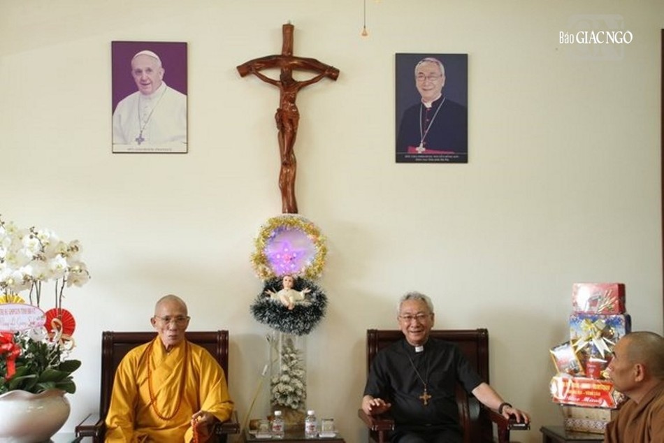 Hòa thượng Thích Huệ Trí trao đổi thân mật với Giám mục Emmanuel Nguyễn Hồng Sơn Hòa thượng Thích Huệ Trí trao đổi thân mật với Giám mục Emmanuel Nguyễn Hồng Sơn