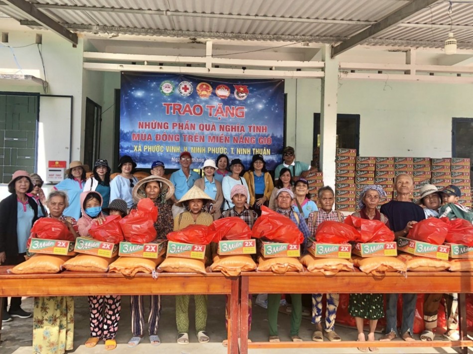 Nhóm Tâm Đức trao quà đến bà con đồng bào dân tộc Raglai ở xã Phước Vinh