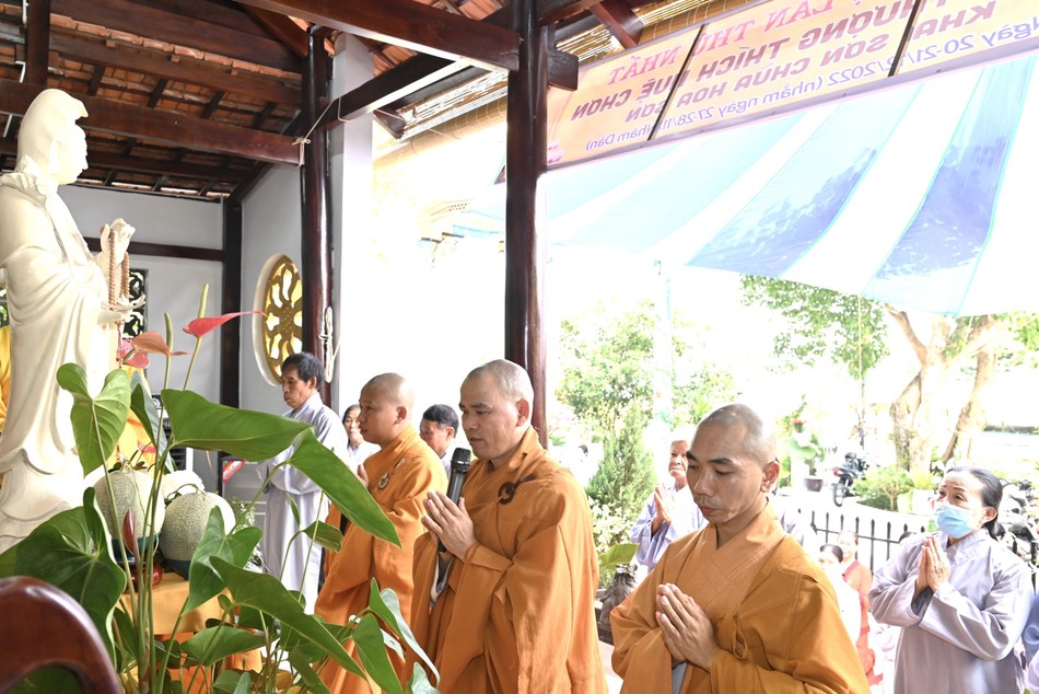 Đại diện môn đồ pháp quyến cung tuyên tiểu sử cố Hòa thượng Đại diện môn đồ pháp quyến cung tuyên tiểu sử cố Hòa thượng