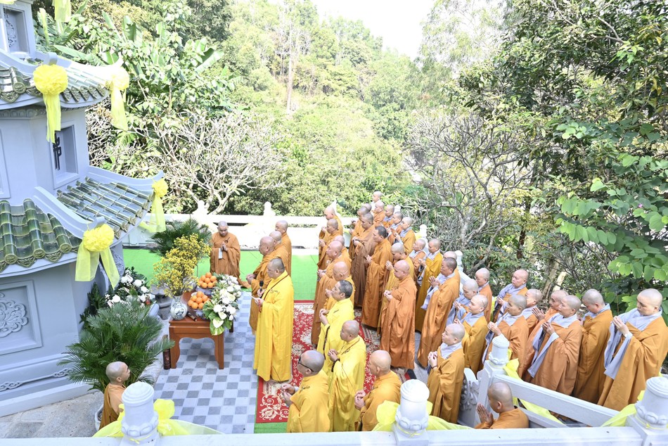 Tưởng niệm trước bảo tháp cố Hòa thượng Thích Huệ Chơn Tưởng niệm trước bảo tháp cố Hòa thượng Thích Huệ Chơn