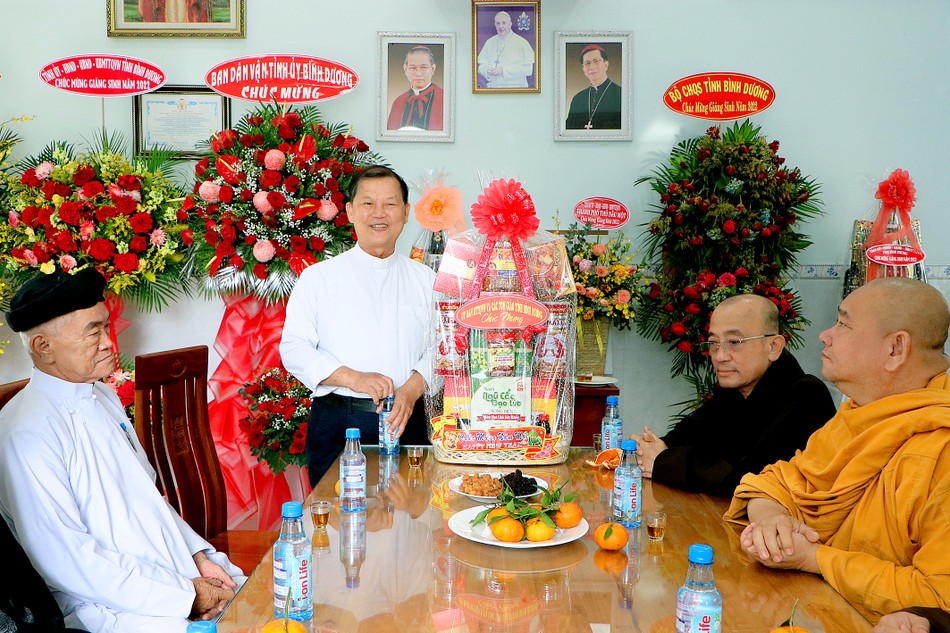 Linh mục Nguyễn Văn Riễn tiếp phái đoàn chúc mừng Giáng sinh