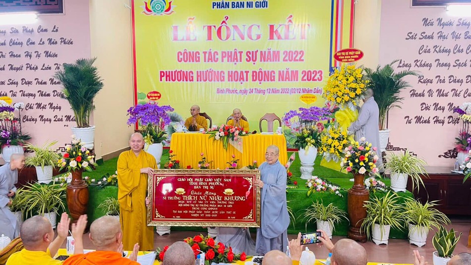 Thượng tọa Thích Đức Thiện chúc mừng Ni trưởng Thích nữ Nhật Khương được suy cử Trưởng Phân ban Ni giới Trung ương GHPGVN