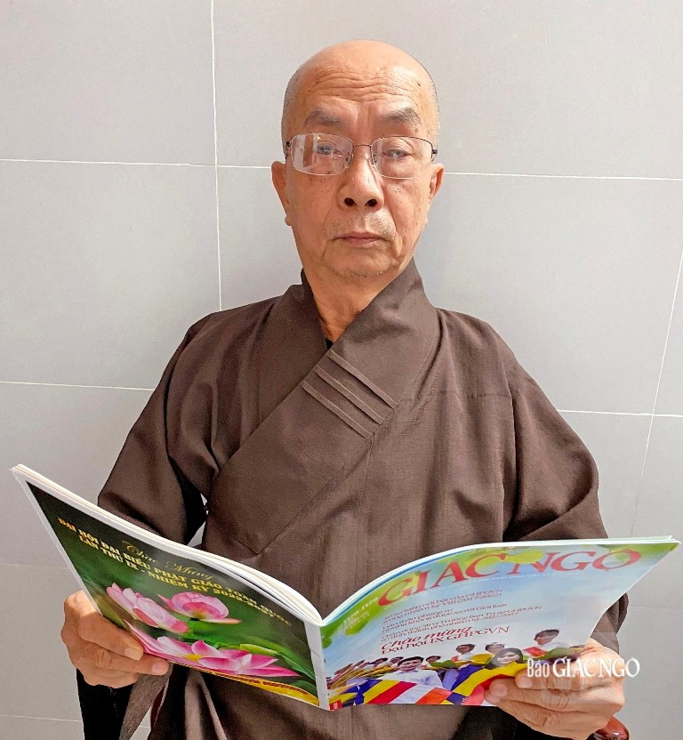 Hòa thượng Thích Nhựt Tấn, Ủy viên Thường trực Hội đồng Trị sự, Trưởng ban Trị sự GHPGVN tỉnh Bến Tre đọc báo Giác Ngộ - Ảnh: Như Nguyệt