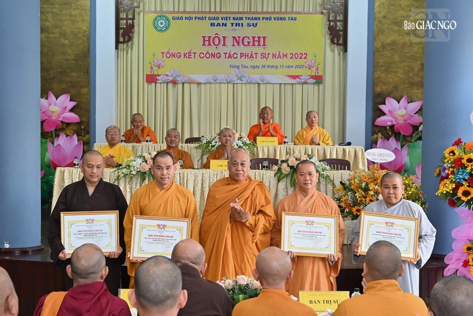 Chư tôn đức Tăng Ni nhận Bằng tuyên dương công đức Chư tôn đức Tăng Ni nhận Bằng tuyên dương công đức