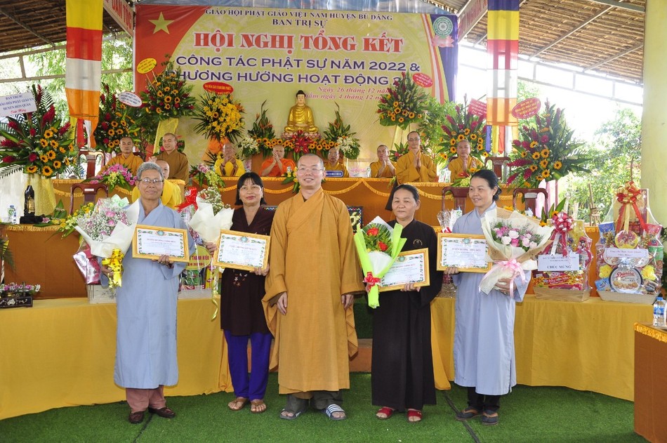 Trao Bằng tuyên dương công đức đến các Phật tử Trao Bằng tuyên dương công đức đến các Phật tử