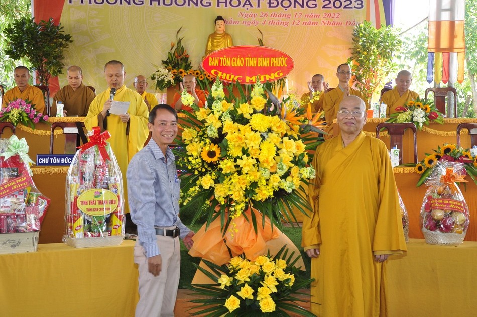 Đại diện Ban Tôn giáo tỉnh Bình Phước tặng hoa chúc mừng Đại diện Ban Tôn giáo tỉnh Bình Phước tặng hoa chúc mừng