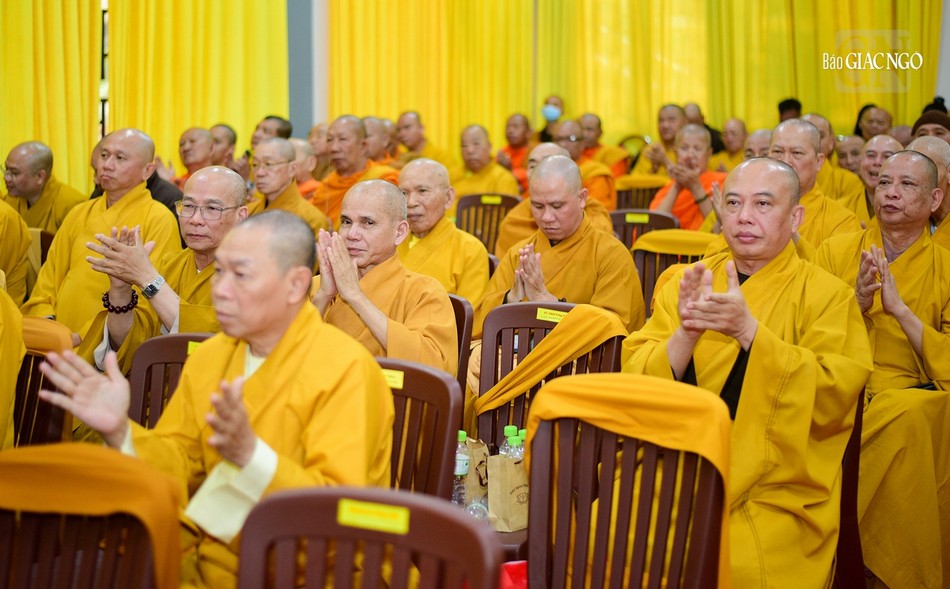 Đại biểu biểu quyết tại hội nghị Đại biểu biểu quyết tại hội nghị