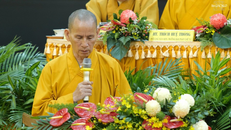 Hòa thượng Thích Thiện Thống trình danh sách nhân sự dự kiến Ban Tăng sự Hòa thượng Thích Thiện Thống trình danh sách nhân sự dự kiến Ban Tăng sự