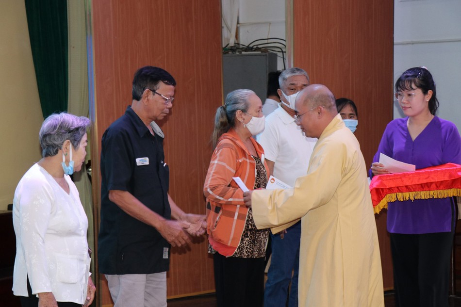 Đại đức Thích Trí Thuận trao quà đến bà con khó khăn vui Tết Quý Mão - Ảnh: Ban TTTT Bến Tre Đại đức Thích Trí Thuận trao quà đến bà con khó khăn vui Tết Quý Mão - Ảnh: Ban TTTT Bến Tre