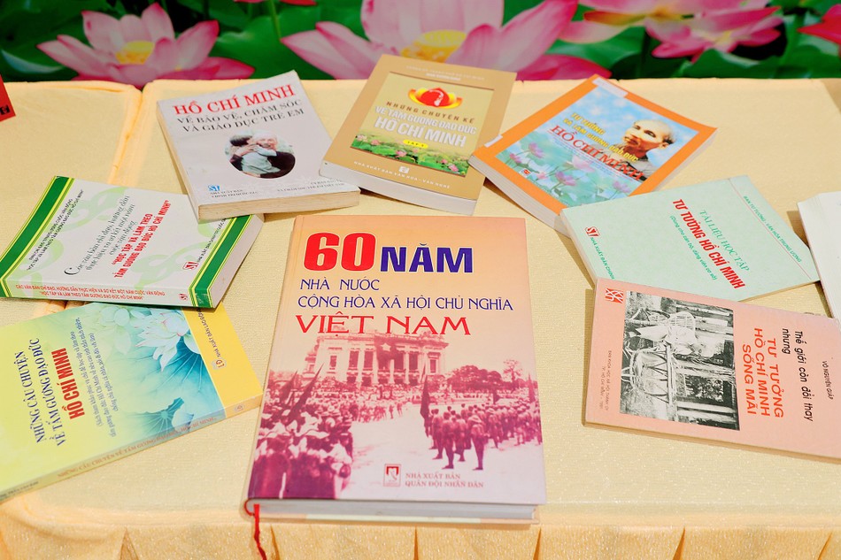 Một số tác phẩm về Chủ tịch Hồ Chí Minh được trưng bày tại chùa Thanh Tâm Một số tác phẩm về Chủ tịch Hồ Chí Minh được trưng bày tại chùa Thanh Tâm