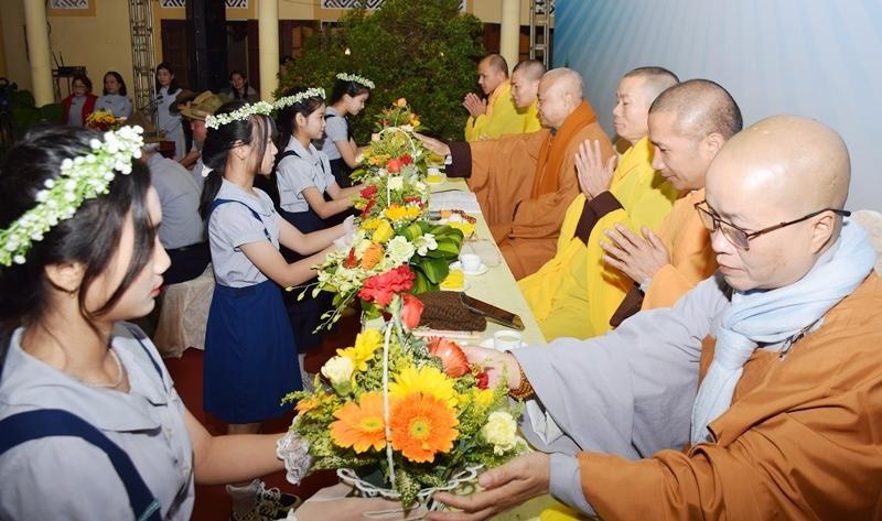 Các em đoàn sinh dâng hoa cúng dường