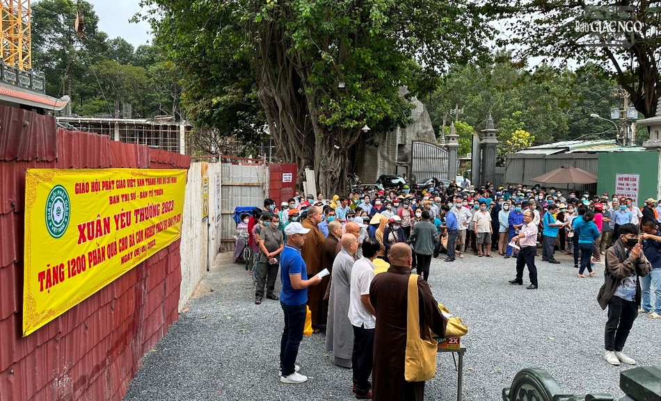 Bà con đến nhận quà Tết "Xuân yêu thương 2023" tại chùa Phổ Quang Bà con đến nhận quà Tết "Xuân yêu thương 2023" tại chùa Phổ Quang