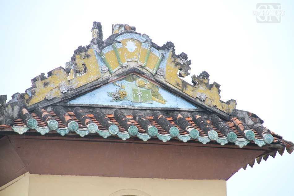 Nét rêu phong trên mái ngói của Long Bàn cổ tự
