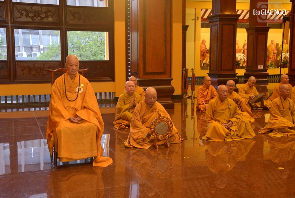 Đức Pháp chủ GHPGVN thính giới cùng đại chúng Đức Pháp chủ GHPGVN thính giới cùng đại chúng