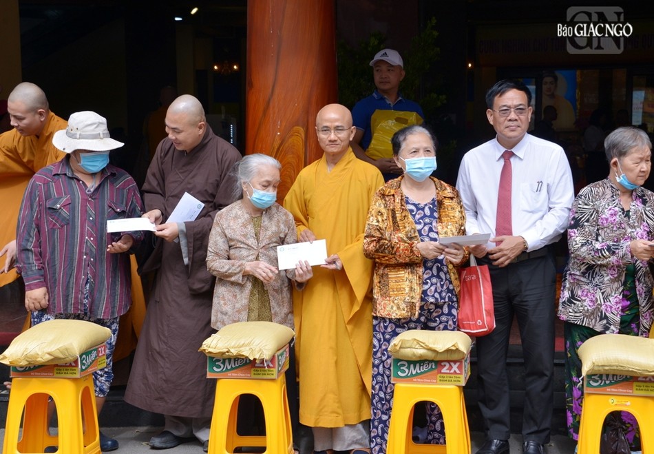 Thượng tọa Thích Thiện Quý, Đại đức Thích Minh Phú, ông Nguyễn Duy Tân trao quà đến bà con Thượng tọa Thích Thiện Quý, Đại đức Thích Minh Phú, ông Nguyễn Duy Tân trao quà đến bà con