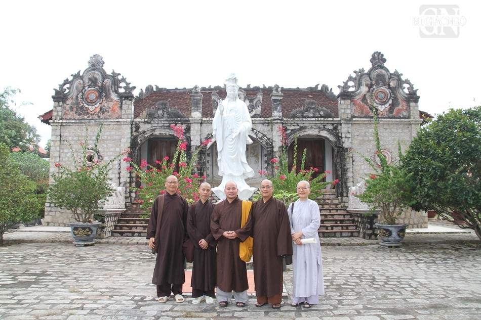 Đoàn khảo sát thuộc Trung tâm Dịch thuận Hán Nôm Huệ Quang