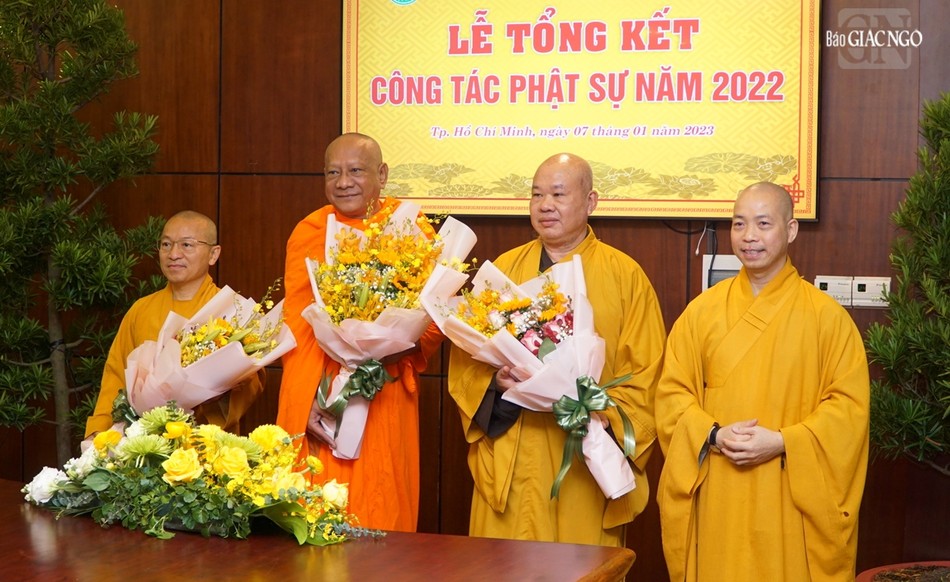 Thượng tọa Thích Quang Thạnh tặng hoa chúc mừng chư tôn đức được suy cử vào Hội đồng Trị sự GHPGVN tại Đại hội IX GHPGVN