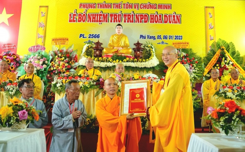 Hoà thượng Thích Khế Chơn trao quyết định bổ nhiệm trụ trì đến Đại đức Thích Phước Hòa