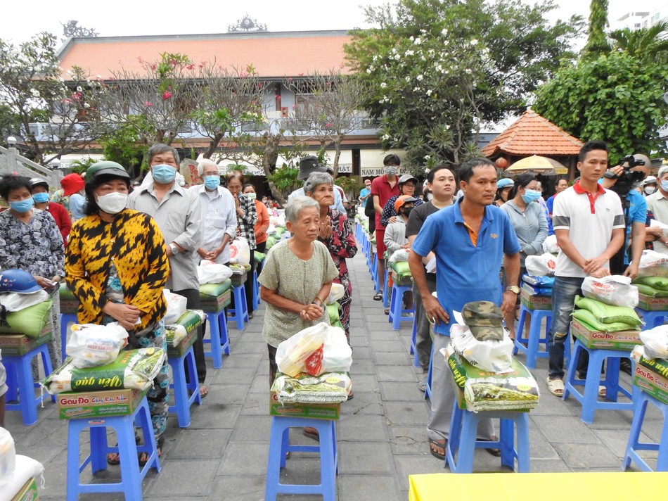 Bà con khó khăn xã Phú Xuân đến nhận quà vui xuân đón Tết - Ảnh: Ph.V Bà con khó khăn xã Phú Xuân đến nhận quà vui xuân đón Tết - Ảnh: Ph.V