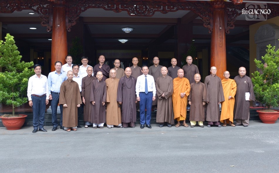 Chụp ảnh lưu niệm tại Việt Nam Quốc Tự Chụp ảnh lưu niệm tại Việt Nam Quốc Tự