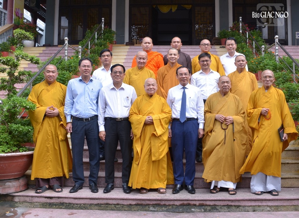 Chụp ảnh lưu niệm tại Văn phòng II Trung ương Giáo hội - thiền viện Quảng Đức Chụp ảnh lưu niệm tại Văn phòng II Trung ương Giáo hội - thiền viện Quảng Đức