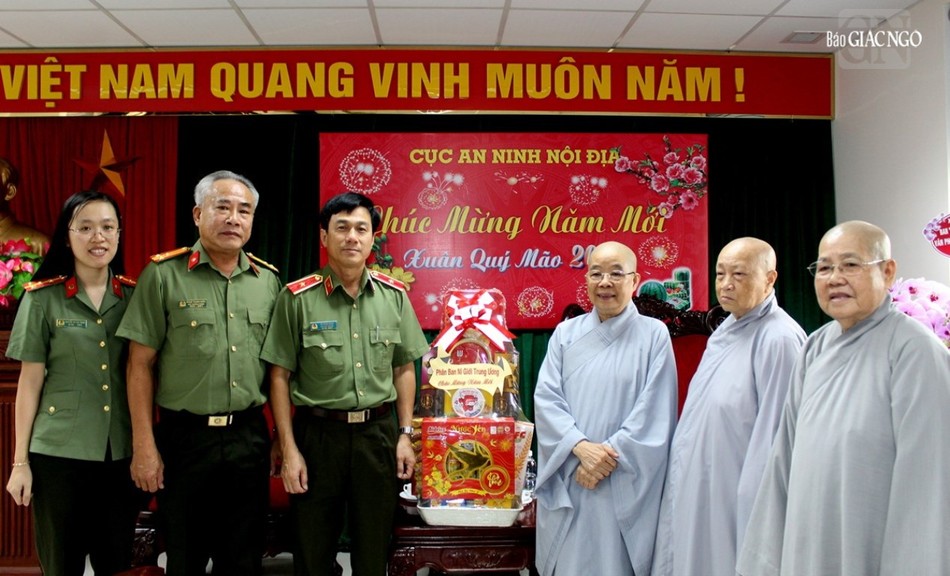 Chư Ni trưởng thăm, chúc Tết tại Cục an ninh nội địa Chư Ni trưởng thăm, chúc Tết tại Cục an ninh nội địa