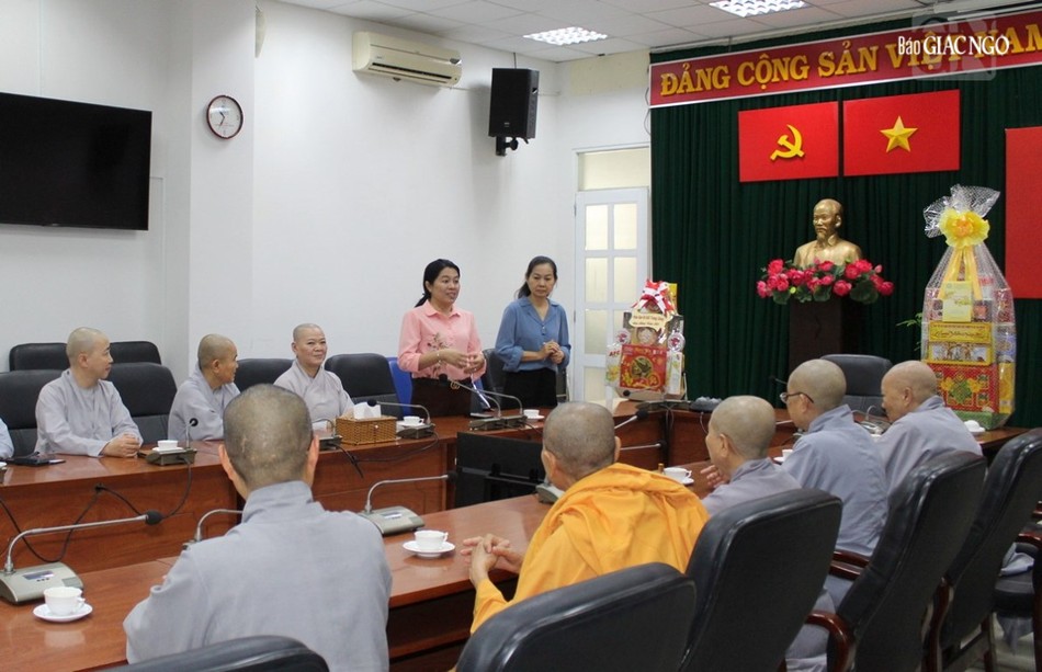 Bà Nguyễn Trần Phượng Trân, Thành Ủy viên, Chủ tịch Hội Liên hiệp Phụ nữ TP.HCM cảm ơn chư Ni trưởng, Ni sư đã dành thời gian tới thăm, chúc Tết Bà Nguyễn Trần Phượng Trân, Thành Ủy viên, Chủ tịch Hội Liên hiệp Phụ nữ TP.HCM cảm ơn chư Ni trưởng, Ni sư đã dành thời gian tới thăm, chúc Tết