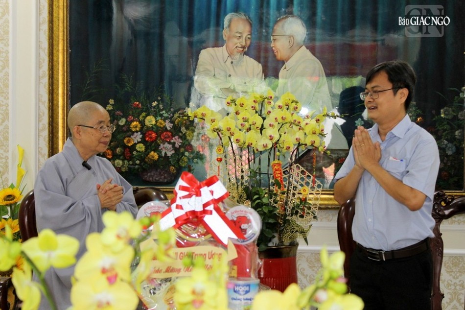 Ni trưởng Thích nữ Nhật Khương chúc Tết tại Ủy ban MTTQVN TP.HCM, ông Lê Nguyễn Hồng Quang cảm ơn chư Ni trong đoàn Ni trưởng Thích nữ Nhật Khương chúc Tết tại Ủy ban MTTQVN TP.HCM, ông Lê Nguyễn Hồng Quang cảm ơn chư Ni trong đoàn