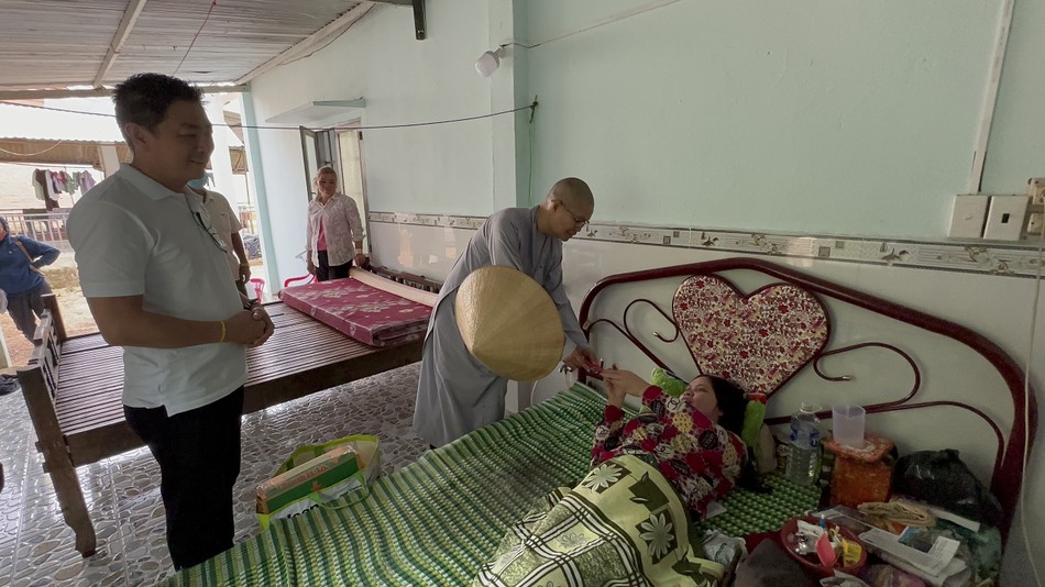 Thăm, tặng quà đến bệnh nhân Thăm, tặng quà đến bệnh nhân