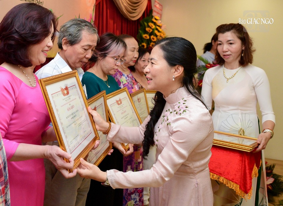 Bà Phan Kiều Thanh Hương trao Bằng khen đến các đơn vị, cá nhân