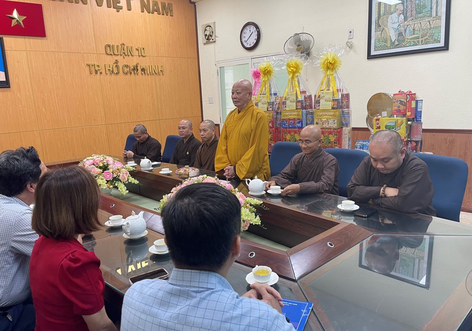 Hòa thượng Thích Lệ Trang chúc Tết đến lãnh đạo Quận ủy Quận 10