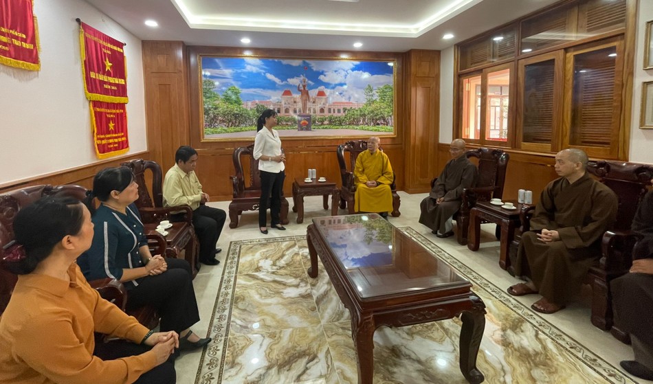 bà Lê Thị Thu Sương, Ủy viên Ban Thường vụ Quận ủy, Phó Chủ tịch UBND quận Tân Bình phát biểu cảm ơn đoàn Ban Trị sự đến chúc Tết cổ truyền