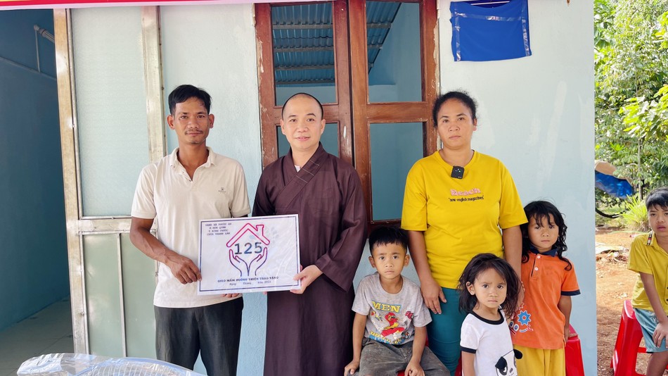 Câu Lạc bộ Mái Ấm Yêu Thương bàn giao nhà đến gia đình anh Điểu Lõi Câu Lạc bộ Mái Ấm Yêu Thương bàn giao nhà đến gia đình anh Điểu Lõi