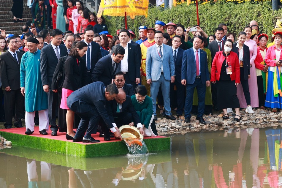 Chủ tịch nước chủ trì nghi lễ thả cá chép truyền thống tại Hồ Sen Chủ tịch nước chủ trì nghi lễ thả cá chép truyền thống tại Hồ Sen