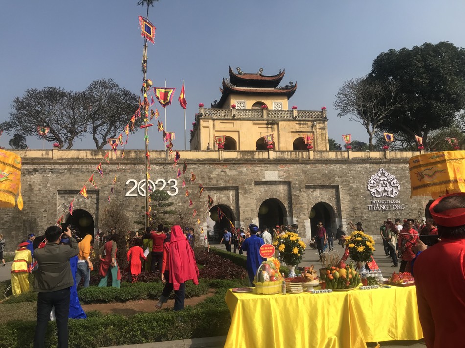 Dựng cây nêu trước cổng đoan môn của Hoàng thành Thăng Long Dựng cây nêu trước cổng đoan môn của Hoàng thành Thăng Long