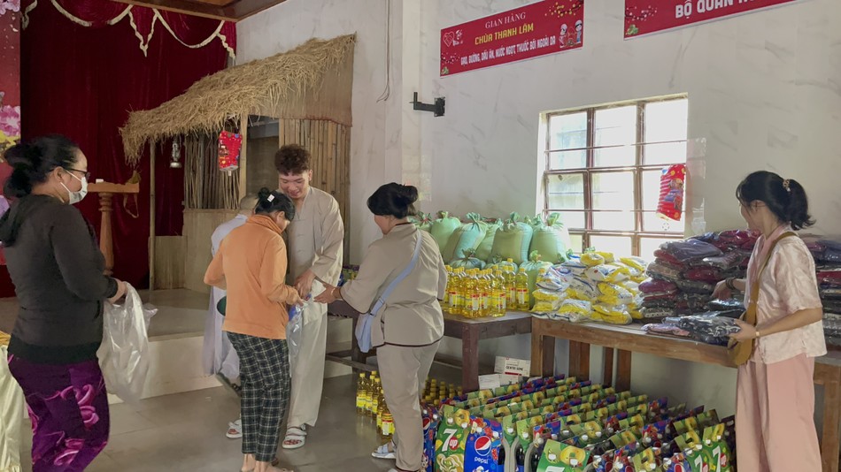 Phiên chợ quê 0 đồng do chùa Thanh Lâm phối hợp với Hội Chữ thập đỏ huyện Hớn Quản tổ chức Phiên chợ quê 0 đồng do chùa Thanh Lâm phối hợp với Hội Chữ thập đỏ huyện Hớn Quản tổ chức